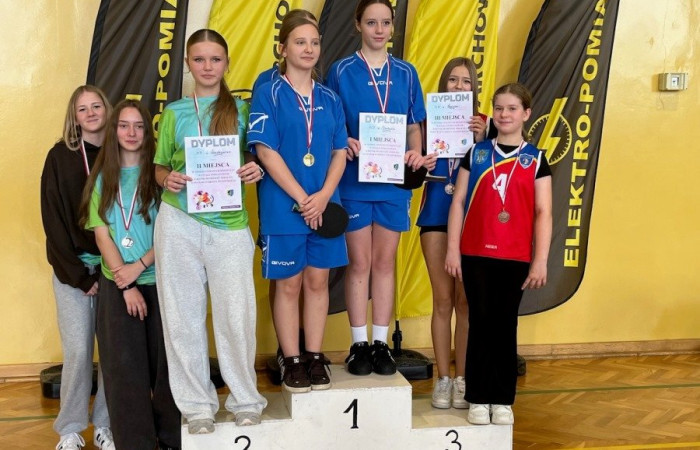 III miejsce naszych uczennic w powiatowych zawodach w tenisie stołowym!