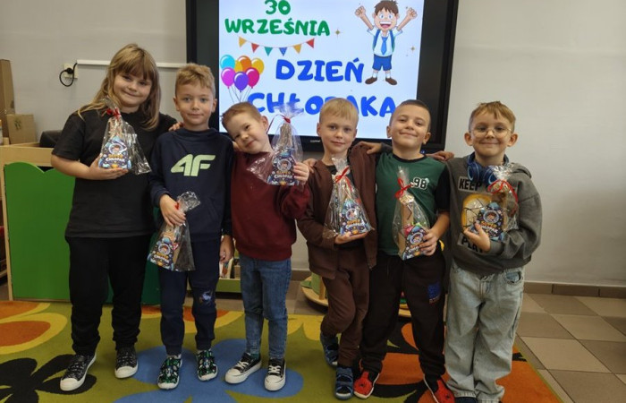 Świętują chłopcy duzi i mali