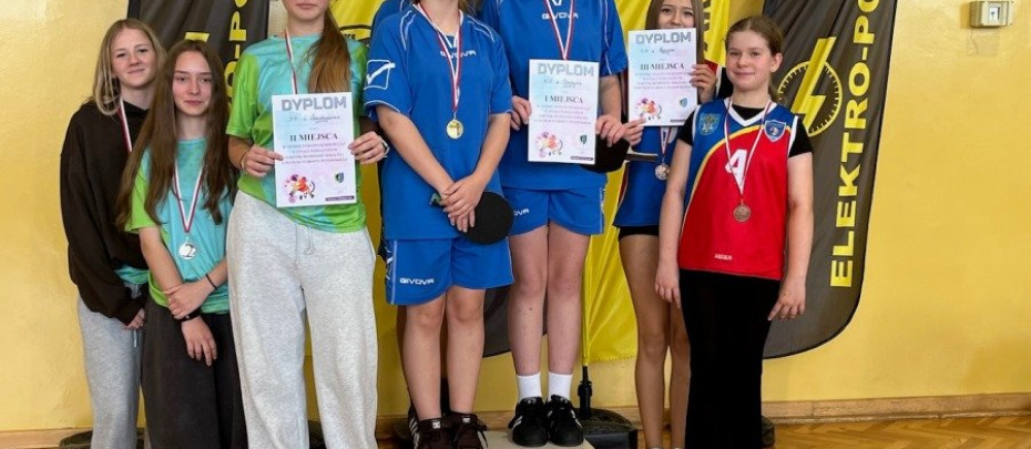 III miejsce naszych uczennic w powiatowych zawodach w tenisie stołowym!