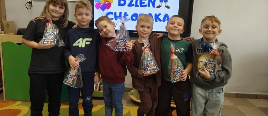 Świętują chłopcy duzi i mali